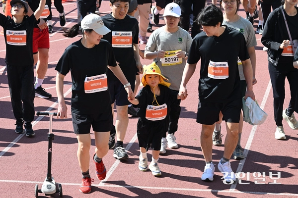 ‘제27회 화성孝마라톤대회’가 어린이날인 5일 오전 화성종합경기타운 일원에서 1만5천여명의 가족과 마라토너들이 참가한 가운데 성황리에 개최됐다. 2026.5.5 /최은성기자 ces7198@kyeongin.com