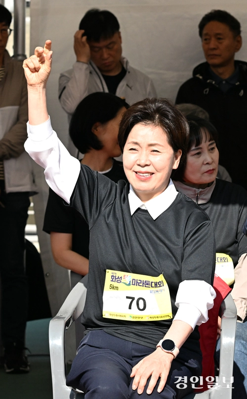 ‘제27회 화성孝마라톤대회’가 어린이날인 5일 오전 화성종합경기타운 일원에서 1만5천여명의 가족과 마라토너들이 참가한 가운데 성황리에 개최됐다. 양향자 국민의힘 경기도지사 후보가 인사하고 있다. 2026.5.5 /임열수기자 pplys@kyeongin.com