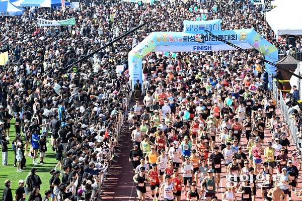 온 가족이 함께 즐기는 마라톤 축제 ‘제27회 화성孝마라톤대회’가 어린이날인 5일 오전 화성종합경기타운 일원에서 1만5천여명의 가족과 마라토너들이 참가한 가운데 성황리에 개최됐다. 대회에 참가한 마라토너들이 힘차게 출발하고 있다. 2026.5.5 /임열수기자 pplys@kyeongin.com