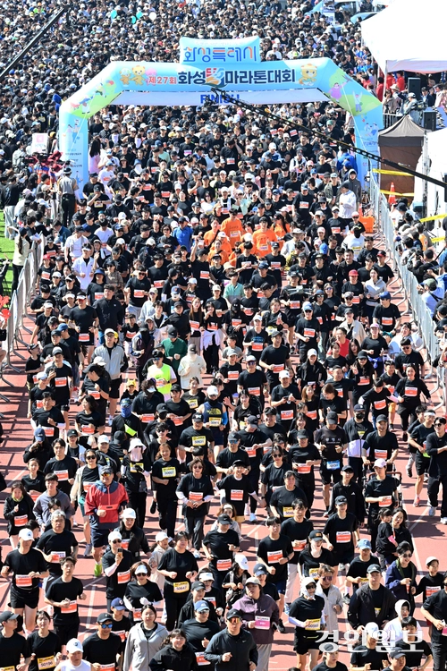 온 가족이 함께 즐기는 마라톤 축제 ‘제27회 화성孝마라톤대회’가 어린이날인 5일 오전 화성종합경기타운 일원에서 1만5천여명의 가족과 마라토너들이 참가한 가운데 성황리에 개최됐다. 대회에 참가한 마라토너들이 힘차게 출발하고 있다. 2026.5.5 /임열수기자 pplys@kyeongin.com