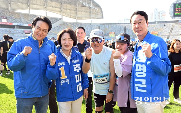 ‘제27회 화성孝마라톤대회’가 어린이날인 5일 오전 화성종합경기타운 일원에서 1만5천여명의 가족과 마라토너들이 참가한 가운데 성황리에 개최됐다. 지방선거 후보자들이 시민들과 기념촬영을 하고 있다. 2026.5.5 /임열수기자 pplys@kyeongin.com