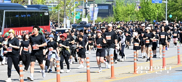 ‘제27회 화성孝마라톤대회’가 어린이날인 5일 오전 화성종합경기타운 일원에서 1만5천여명의 가족과 마라토너들이 참가한 가운데 성황리에 개최됐다. 2026.5.5 /임열수기자 pplys@kyeongin.com