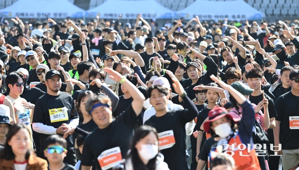 온 가족이 함께 즐기는 마라톤 축제 ‘제27회 화성孝마라톤대회’가 어린이날인 5일 오전 화성종합경기타운 일원에서 1만5천여명의 가족과 마라토너들이 참가한 가운데 성황리에 개최됐다. 대회에 참가한 마라토너들이 출발전 준비운동을 하고 있다. 2026.5.5 /최은성기자 ces7198@kyeongin.com