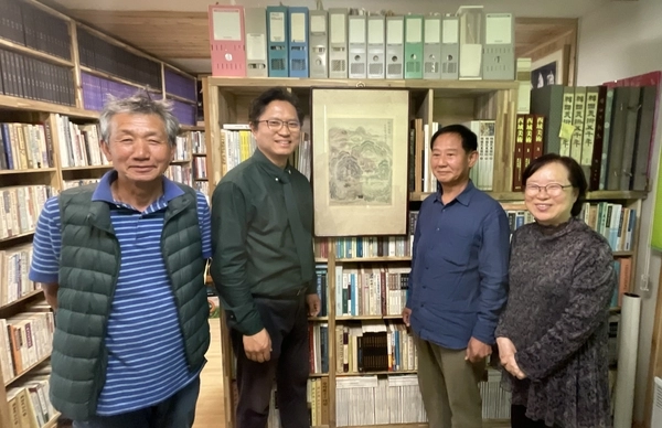 지난 30일 ‘정석일-조종암도’ 공개 자리에 참석한  양정순 재단 상임이사 등이(사진 오른쪽부터  양 상임이사, 김철 연구원, 신동진 이사, 신용남 회장) 작품을 배경으로 기념촬영을 하고 있다. 가평/김민수기자 kms@kyeongin.com
