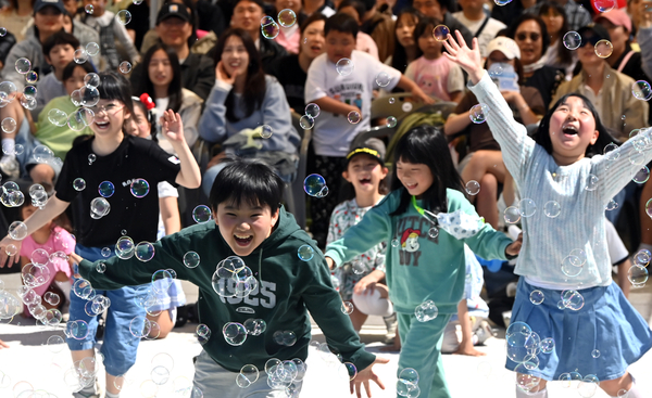 5일 인천 중구 상상플랫폼 1883 개항광장에서 개최된 제104회 어린이날 기념행사에서 ‘버블쇼’를 관람하던 어린이들이 비눗방울을 잡으며 즐거운 시간을 보내고 있다. 2026.5.5 /김용국기자 yong@kyeongin.com