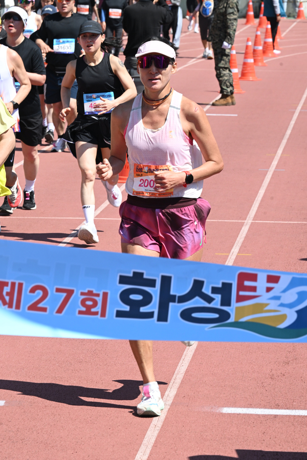 [화성효마라톤-영광의 얼굴] 여자 하프코스 우승자 류승화