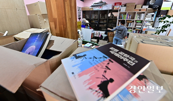 인쇄용지를 공급하는 국내 제지사들의 담합 적발 소식에 소규모 출판사들이 허탈해 하고 있다. 인천 한 출판사에서 직원이 물건을 정리하고 있다. 2026.4.28 /조재현기자 jhc@kyeongin.com