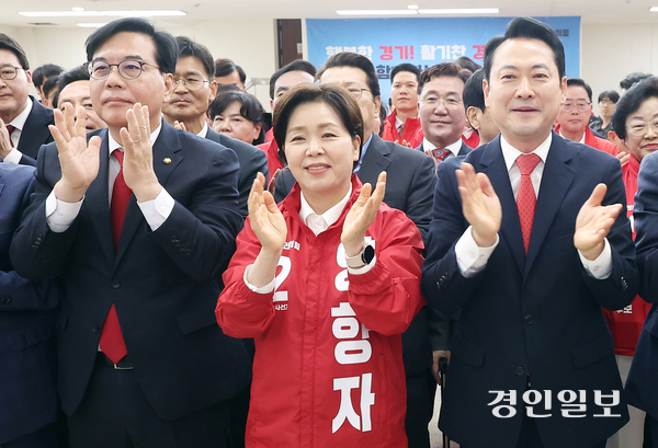 6일 수원시 장안구 국민의힘 경기도당에서 열린 ‘제9회 전국동시지방선거 경기도당 필승 결의대회’에서 양향자 경기도지사 후보와 장동혁 대표, 송언석 원내대표 등 참석자들이 박수를 치고 있다. 2026.5.6 /최은성기자 ces7198@kyeongin.com