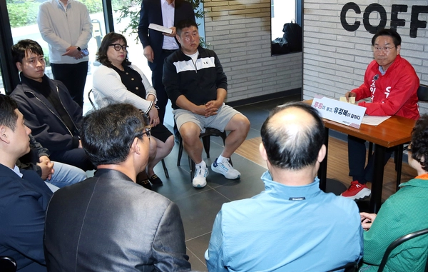 6일 오후 국민의힘 유정복 예비후보는 서구 루원시티 입주자 대표들을 만나 소통 간담회를 열었다. 2026.5.6 /유정복예비후보 선거캠프 제공
