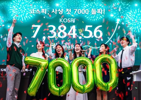 코스피가 전장보다 447.57포인트(6.45%) 오른 7,384.56으로 마감하며 종가 기준 역대 최고치를 경신한 6일 오후 서울 중구 하나은행 딜링룸에서 직원들이 축하 세리머니를 하고 있다. 2026.5.6 /연합뉴스