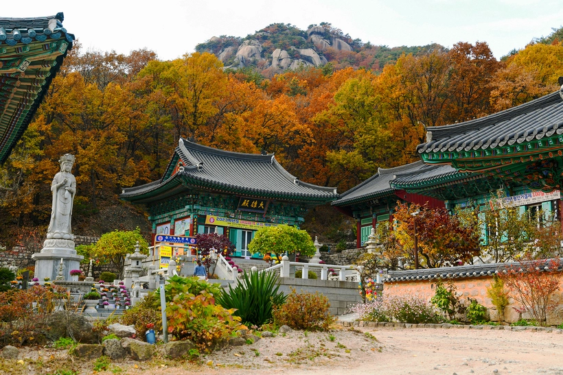 의정부 도봉산과 이어진 사패산에 고즈넉히 자리한 회룡사. 주변 경관이 아름다워 드라마 촬영지로도 유명하다. /의정부시 제공