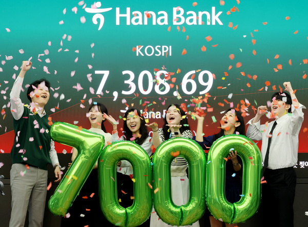 코스피가 7천을 돌파한 6일 서울 중구 하나은행 본점 딜링룸에서 직원들이 축하 세리머니를 하고 있다. 2026.5.6 /연합뉴스