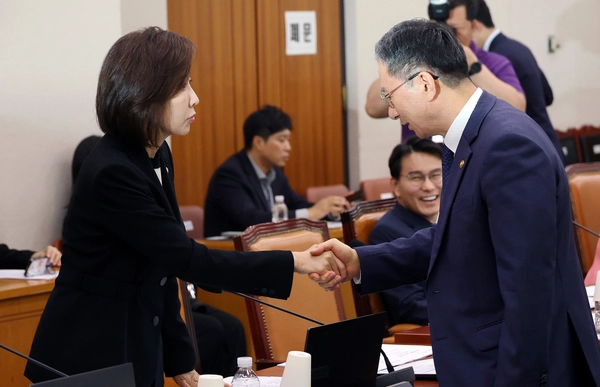 국민의힘 나경원 의원과 정성호 법무부 장관이 6일 국회에서 열린 법제사법위원회 전체회의에서 악수하고 있다. 2026.5.6 /연합뉴스