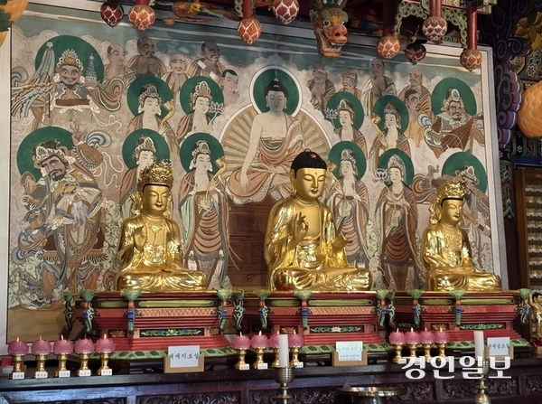 강화 청련사 목조아미타불 삼존상. 가운데가 아미타불이고, 마주보고 오른쪽이 자비의 상징인 관세음보살, 왼쪽이 지혜의 상징인 대세지보살이다. 2026.4.24 /정진오기자 schild@kyeongin.com