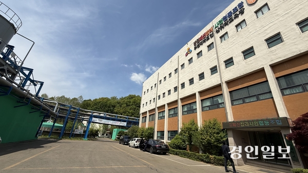 경기도에서 가장 먼저 설립된 안산 반월패션칼라사업협동조합 전경. 해당 조합은 1987년에 설립됐드며 현재 조합원수는 70곳가량이다. 2026.5.6 / 윤혜경기자 hyegyung@kyeongin.com