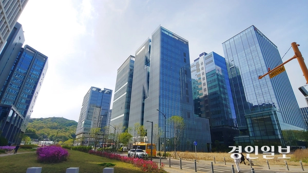 기업들의 업무시설이 몰려있는 과천 지식정보타운 지식1~4단지 일대 모습. 2026.5.6 과천/박상일기자 metro@kyeongin.com