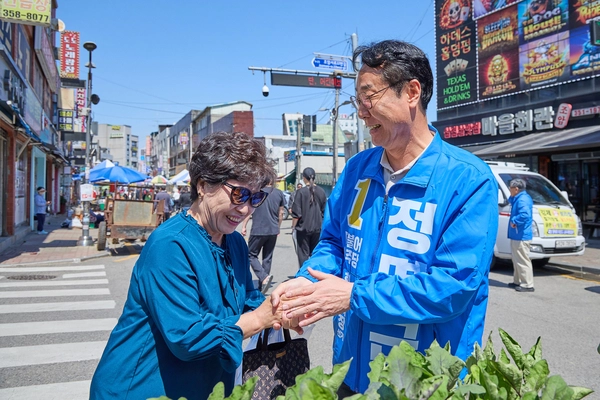 화성시장 선거 더불어민주당 정명근 후보가 관내 지역을 돌며 한 시민과 인사를 나누고 있다. /정명근 후보측 제공