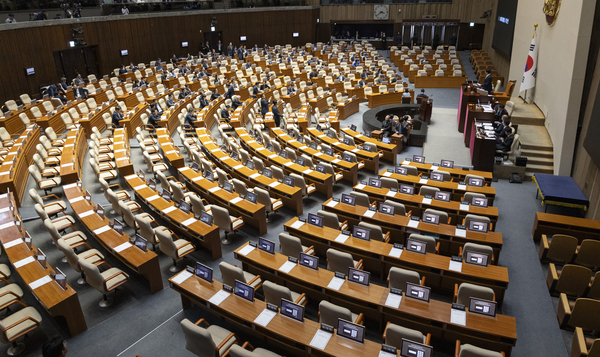 우원식 국회의장이 7일 국회에서 열린 제435회 국회(임시회) 1차 본회의에서 대한민국 헌법 개정안에 대한 국민의힘 참여를 호소한 뒤 기다리고 있다. 2026.5.7 /연합뉴스