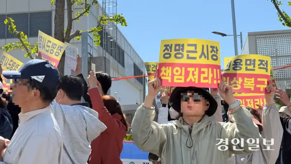 8일 오전 화성시청 앞에 모인 동탄역 디에트르 퍼스티지 오피스텔 예비입주자협의회 100여명이 대방건설의 사기분양을 거듭 주장하며 화성시청의 적극 행정을 촉구하고 있다.  2026.5.8 / 윤혜경기자 hyegyung@kyeongin.com