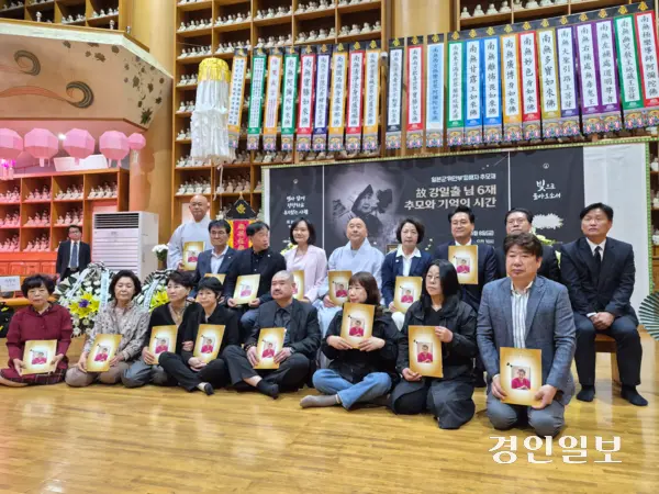 8일 추미애 더불어민주당 경기도지사 후보가 수원시 팔달구 수원사 불교문화원에서 열린 강 할머니 추모 육재(六齋)에 참석해 유가족 및 참석자들과 단체사진을 촬영하고 있다. 2026.5.8 /김태강 기자 think@kyeongin.com