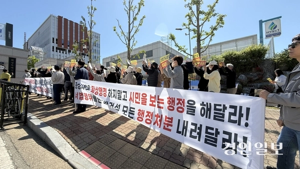 8일 오전 화성시청 앞에 모인 동탄역 디에트르 퍼스티지 오피스텔 예비입주자협의회 100여명이 대방건설의 사기분양을 거듭 주장하며 화성시청의 적극 행정을 촉구하고 있다.  2026.5.8 / 윤혜경기자 hyegyung@kyeongin.com