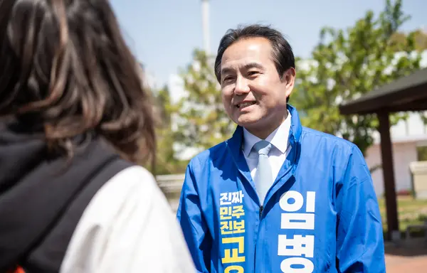 임병구 인천시교육감 예비후보(전국교육자치혁신연대 상임대표)가 6일 인천 중구 영종도 한 공원에서 시민과 이야기를 하고 있다. /임병구 예비후보 선거캠프 제공