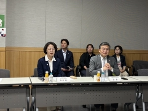 추미애 “응급실 뺑뺑이 없을 것” 아주대병원 권역외상센터 방문