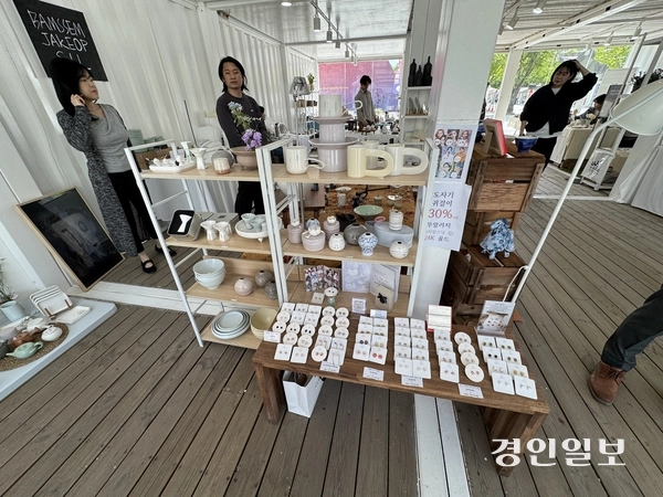 ‘밤샘작업(BAMSEM JAKEOP)’ 공방이 도자 귀걸이와 생활도자 소품을 함께 선보이고 있다. 2026.5.8 여주/양동민기자 coa007@kyeongin.com