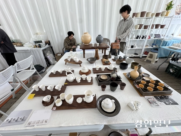 ‘연화도방’ 청년도예인이 선보인 다기 세트와 달항아리, 찻잔 등이 정갈하게 전시돼 있다. 미니멀하면서도 섬세한 조형미가 관람객의 눈길을 사로잡았다. 2026.5.8 여주/양동민기자 coa007@kyeongin.com