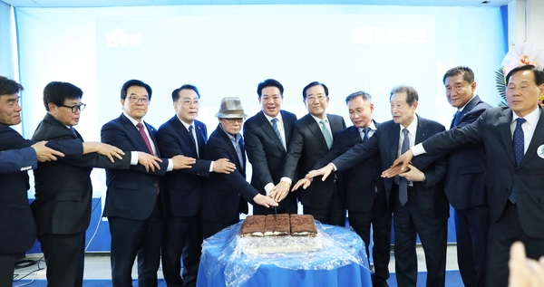 9일 오후 진행된 최대호 더불어민주당 안양시장 후보 선거사무소 개소식에서 최 후보(사진 가운데)와 선거캠프 관계자, 당원, 후원회·지지자 대표 등이 선거 승리를 다짐하며 떡을 절단하고 있다. 2026.5.9 /최대호 후보 선거사무소 제공
