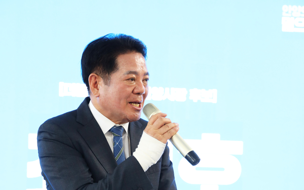 최대호 더불어민주당 안양시장 후보가 9일 오후 진행된 선거사무소 개소식에서 5대 대표 공약과 선거 승리 의지를 밝히고 있다. 2026.5.9 /최대호 후보 선거사무소 제공