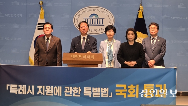 지난 8일 이재준(수원시장·왼쪽 첫번째) 대한민국특례시시장협의회 대표회장과 수원시 국회의원들이 국회 소통관에서 기자회견을 통해 ‘특례시 지원에 관한 특별법’ 통과와 후속 조치에 대한 입장을 전하고 있다. 2026.5.8 /하지은기자 zee@kyeongin.com