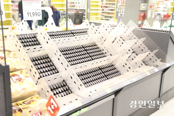 영업 마지막 날이던 지난 9일 오후 홈플러스 하남점 과일코너 진열대가 텅 비어 있다. 2026.5.9 하남/문성호기자 moon23@kyeongin.com