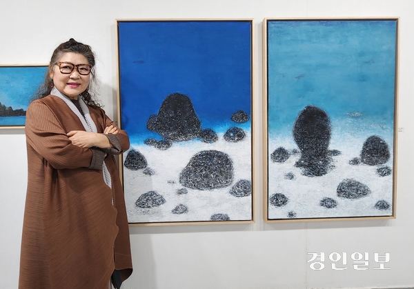 갤러리 벨라 초대전 ‘태고적 해류는 이미 그 섬을 흐른다’의 최정숙 작가. 2026.5.7 /김성호기자 ksh96@kyeongin.com