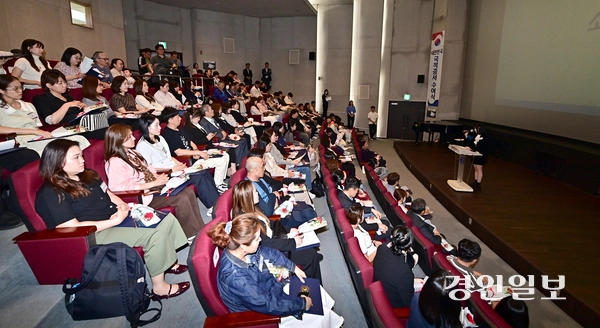 지난 8일 오후 인천 송도국제도시 인천도시역사관에서 ‘대한민국 국적증서 수여식’이 진행되고 있다. 2026.5.8 /조재현기자 jhc@kyeongin.com