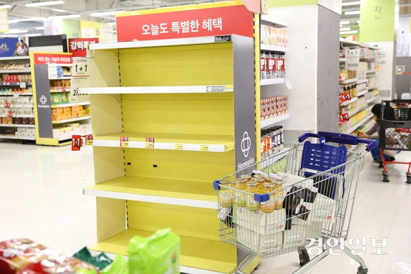 영업 마지막 날이던 지난 9일 오후 홈플러스 하남점 식품코너 진열대가 상품을 빼면서 텅 비어 있다. 2026.5.9 하남/문성호기자 moon23@kyeongin.com