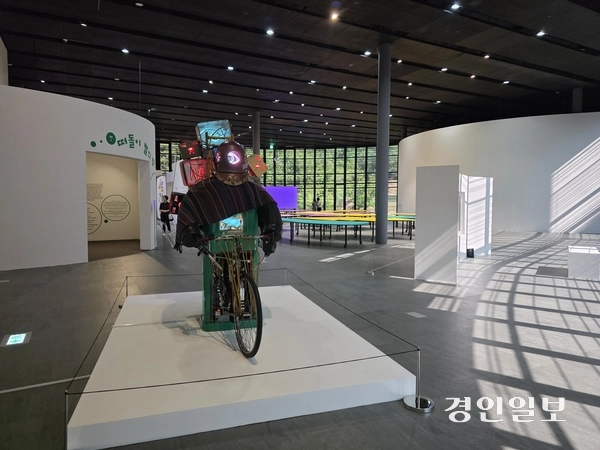 백남준아트센터에서 열리고 있는 ‘색동: 우주 오페라’ 전시 모습. 2026.5.8 /구민주기자 kumj@kyeongin.com