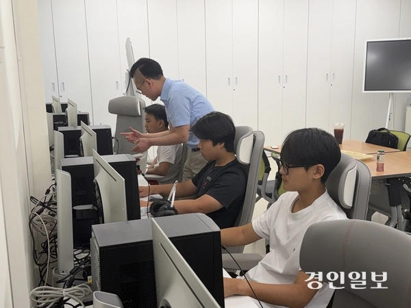 제55회 전국소년체육대회 e스포츠 종목 출전을 앞두고 지난 9일 인천 동구 재능중학교에서 훈련 중인 인천 선수단. 2026.5.9 /백효은기자 100@kyeongin.com