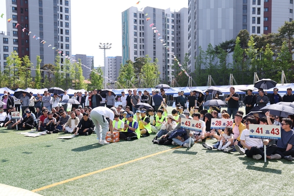 9일 수원고등학교 운동장에서 ‘제40회 수원중·고등학교 총동문 한마음 체육대회’가 열리고 있다./수원중·고등학교 총동문회 제공