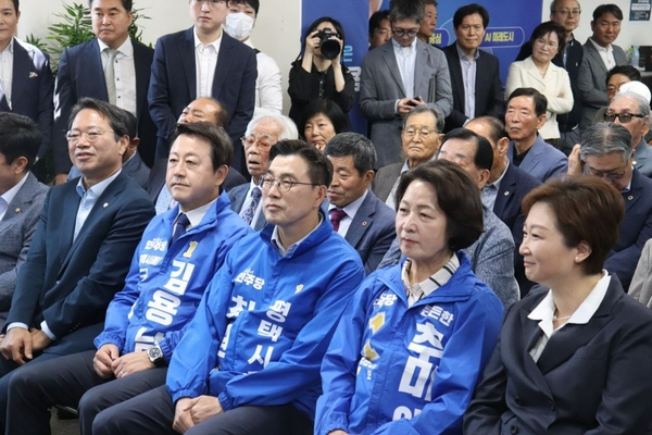더불어 민주당 최원용 평택시장 후보가 지난 9일 선거대책위원회 발대식에서 추미애 경기도지사 후보,  평택을 재선거에 출마한 김용남 후보, 이언주 수석최고위원 등과 발대식 행사 진행을 지켜보고 있다. /최원용 후보 캠프 제공