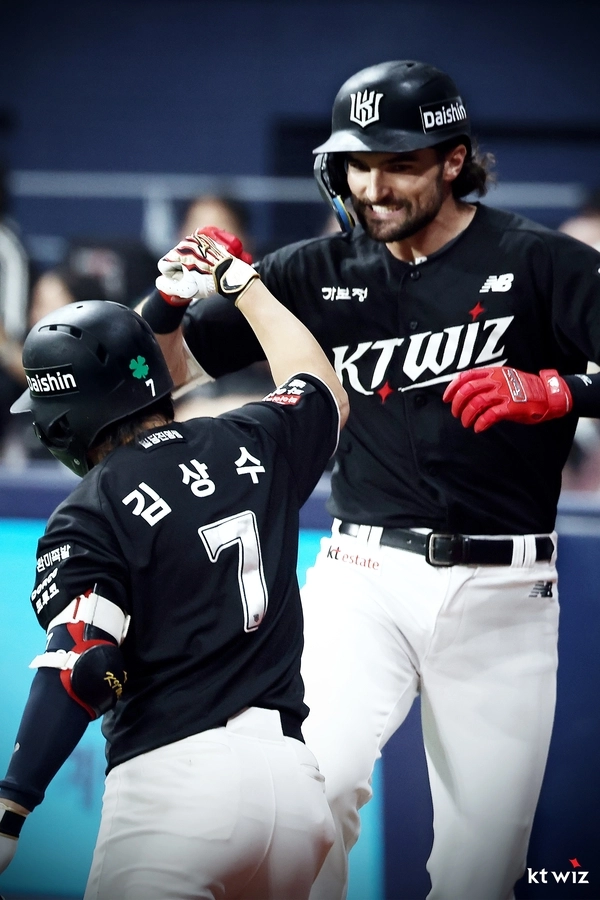 이날 무려 9개의 안타를 합작하며 공격을 이끈 ‘힐리와 상수’. 2026.5.9 /kt wiz 제공