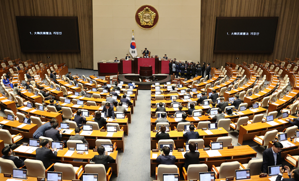 지난 7일 우원식 국회의장이 국회에서 열린 5월 임시국회 제1차 본회의에서 대한민국헌법 개정안이 국민의힘 의원들의 표결 불참으로 의결정족수에 미달해 투표 불성립을 선언하고 있다. 2026.5.7 /연합뉴스