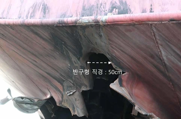지난 4일 호르무즈 해협에서 일어난 한국 선박 화재 사건은 미상 비행체의 타격에서 비롯됐다고 정부가 밝혔다. 외교부는 10일 이 같은 내용의 정부 합동 조사 결과를 발표하며 현장 조사단이 기록한 사진을 공개했다. 사진은 나무호 화재 현장의 모습. 2026.5.10 /외교부 제공