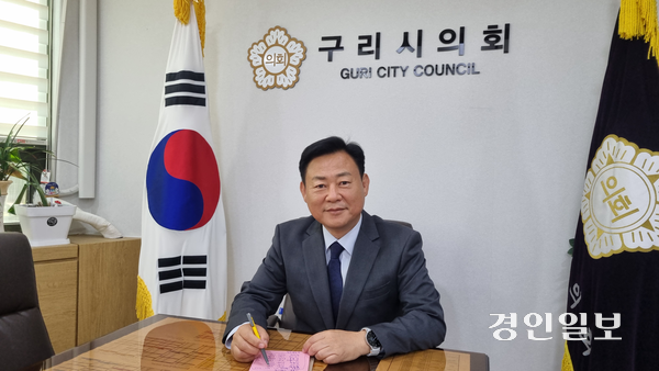 더불어민주당 구리시장 후보인 신동화 의장과의 인터뷰는 지난 5일 오후 구리시의회 의장실에서 진행됐다. 2026.5.5 구리/권순정기자 sj@kyeongin.com