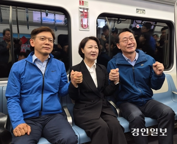 11일 더불어민주당 추미애 경기도지사 후보가 구성역에서 GTX-A에 탑승해 현근택 용인시장 후보(왼쪽), 정명근 화성시장 후보와 사진을 촬영하고 있다. 2026.5.11 /김태강 기자 think@kyeongin.com