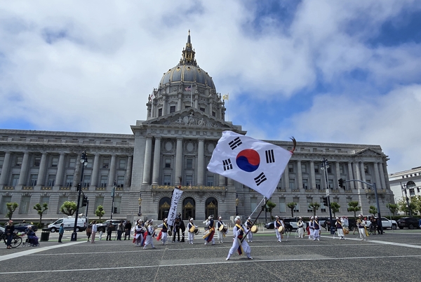 지난 8일(현지시간) 이천통신사 풍물패가 미국 샌프란시스코 시청 앞 광장에서 거리버스킹 공연을 진행했다. 2026.5.8 /이천시 제공
