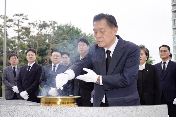 이재준 더불어민주당 수원시장 후보가 11일 수원시 현충탑을 찾아 참배하고 있다. /이재준 선거대책위원회 제공