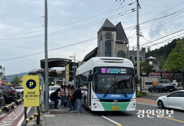 가평군 남이섬 정류장에 별도의 버스 정차 공간이 없어 승·하차시 도로 정체현상과 안전 우려가 나오고 있다. 2026.5.12 가평/김민수기자 kms@kyeongin.com