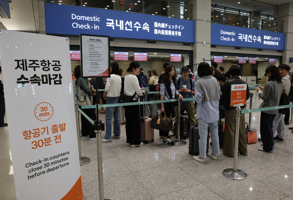 인천∼제주 정기편 국내선 운항이 재개된 12일 인천국제공항 제1여객터미널에서 승객들이 탑승 수속을 하고 있다. 인천∼제주 정기 노선은 2016년 10월 운항이 중단된 이후 약 10년 만에 이날 재개됐다. 2026.5.12 /연합뉴스