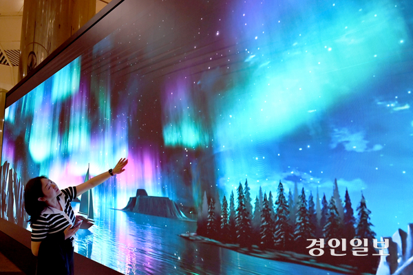 12일 인천지하철 인천시청역 오디세이 광장에서 새롭게 설치된 ‘미디어월 아트로 인천’을 인천교통공사 직원들이 막바지 점검 하고 있다. 오는 27일 정식 오픈을 앞둔 미디어월 아트로 인천은 가로 10미터, 세로 3미터 크기로 다양한 미디어 아트를 오전6시30분터 자정까지 시민들에게 선보일 예정이다. 2026.5.12 /김용국기자 yong@kyeongin.com